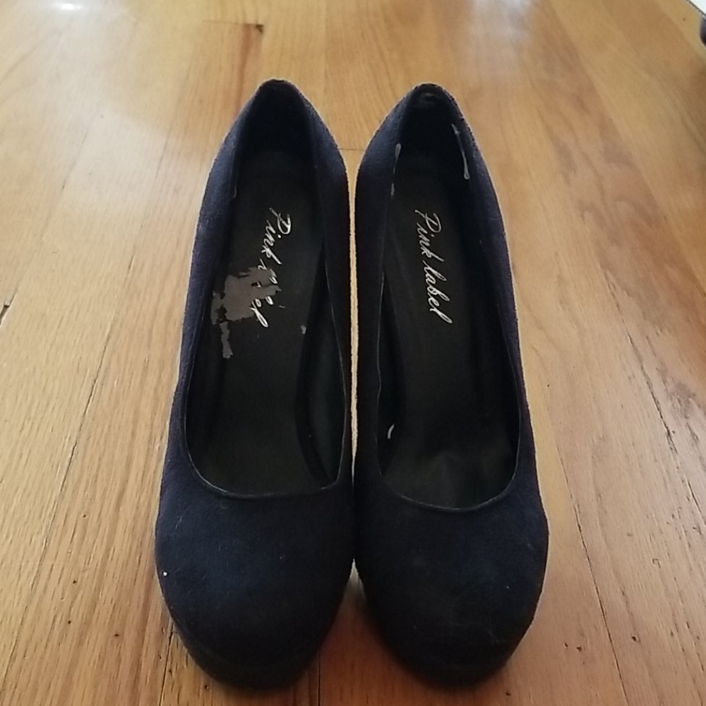 US 6 Pink Label Black Pumps